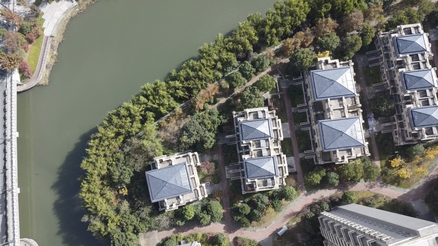 Houses and mature planting inside the river bend